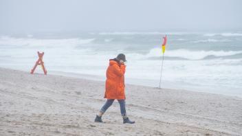 Stürmisches Wetter am Strand vor Kampen aus der Nordseeinsel Sylt im Sommer 2023;Stürmisches Wetter am Strand vor Kampen