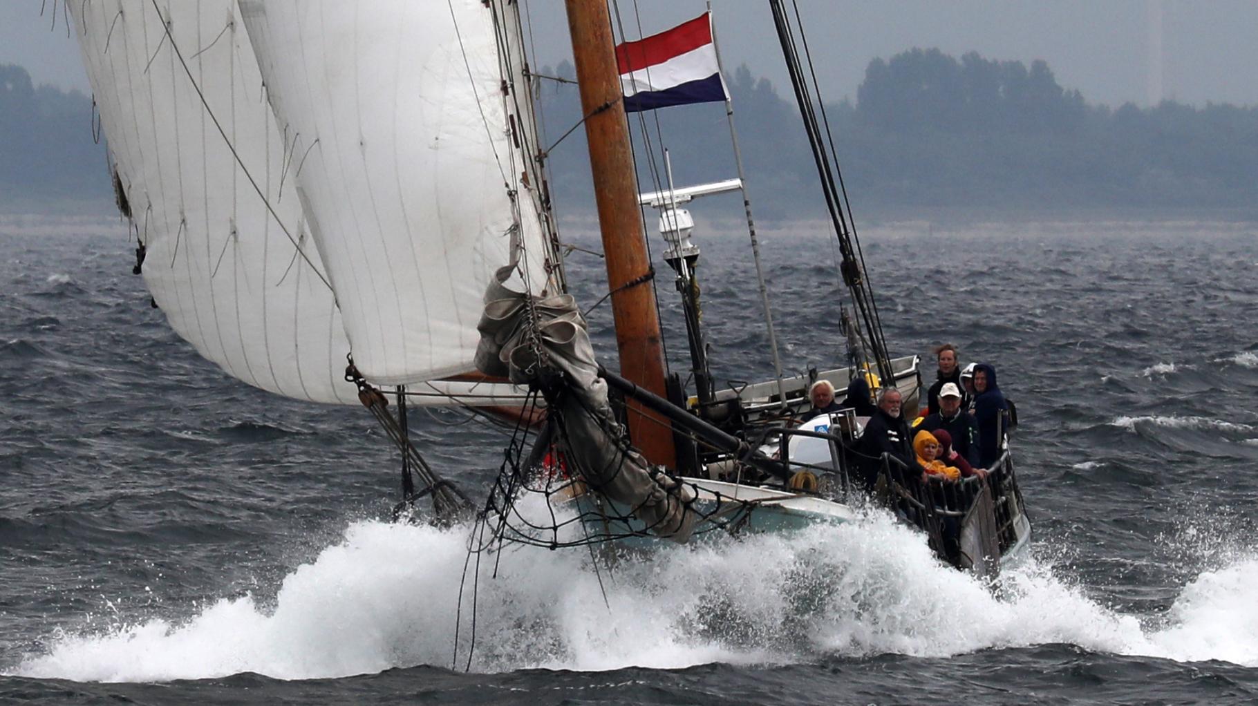 Sturm vor der Hanse Sail: Haikutter-Regatta abgesagt