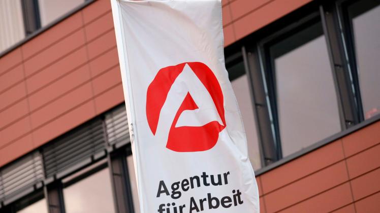 Arge-Logo an der Agentur für Arbeit in Ossendorf. Forscher befürchten aufgrund der Corona-Pandemie eine massive Steiger