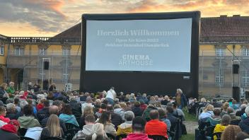 Kein Sommer-Feeling, aber ein vorläufiger Besucherrekord: Rund 450 Menschen wollten und konnten am Freitagabend im Schlossinnenhof vorab die neueste Verfilmung eines Eberhofer-Krimis sehen. 