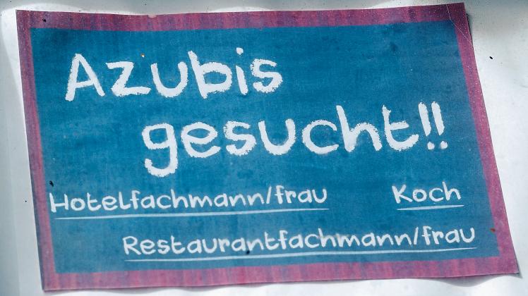 ARCHIV - 28.06.2016, Mecklenburg-Vorpommern, Binz: Vor einem Hotel hängt ein Schild mit dem Schriftzug «Azubis gesucht!!». Etwa jeder siebente Arbeitnehmer und Arbeitslose zwischen 25 und 35 Jahren in MV hat keinen Berufsabschluss. (zu dpa «Jeder Siebente 