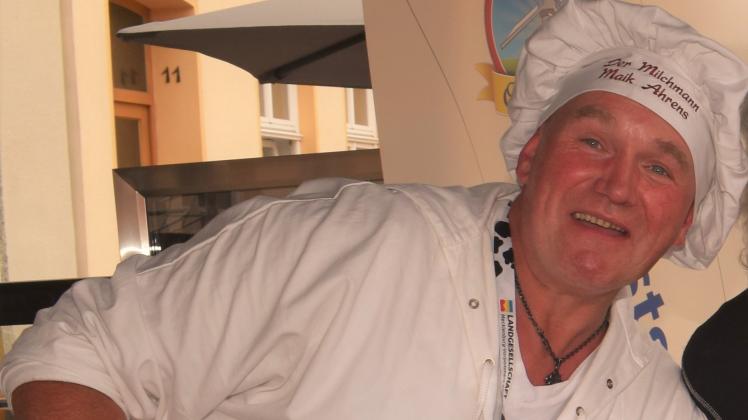 Maik Ahrens ist der Milchmann, der in der Region mit dem Verkaufswagen des Milchhofs Striesdorf den Ostsee-Kaas verkauft.