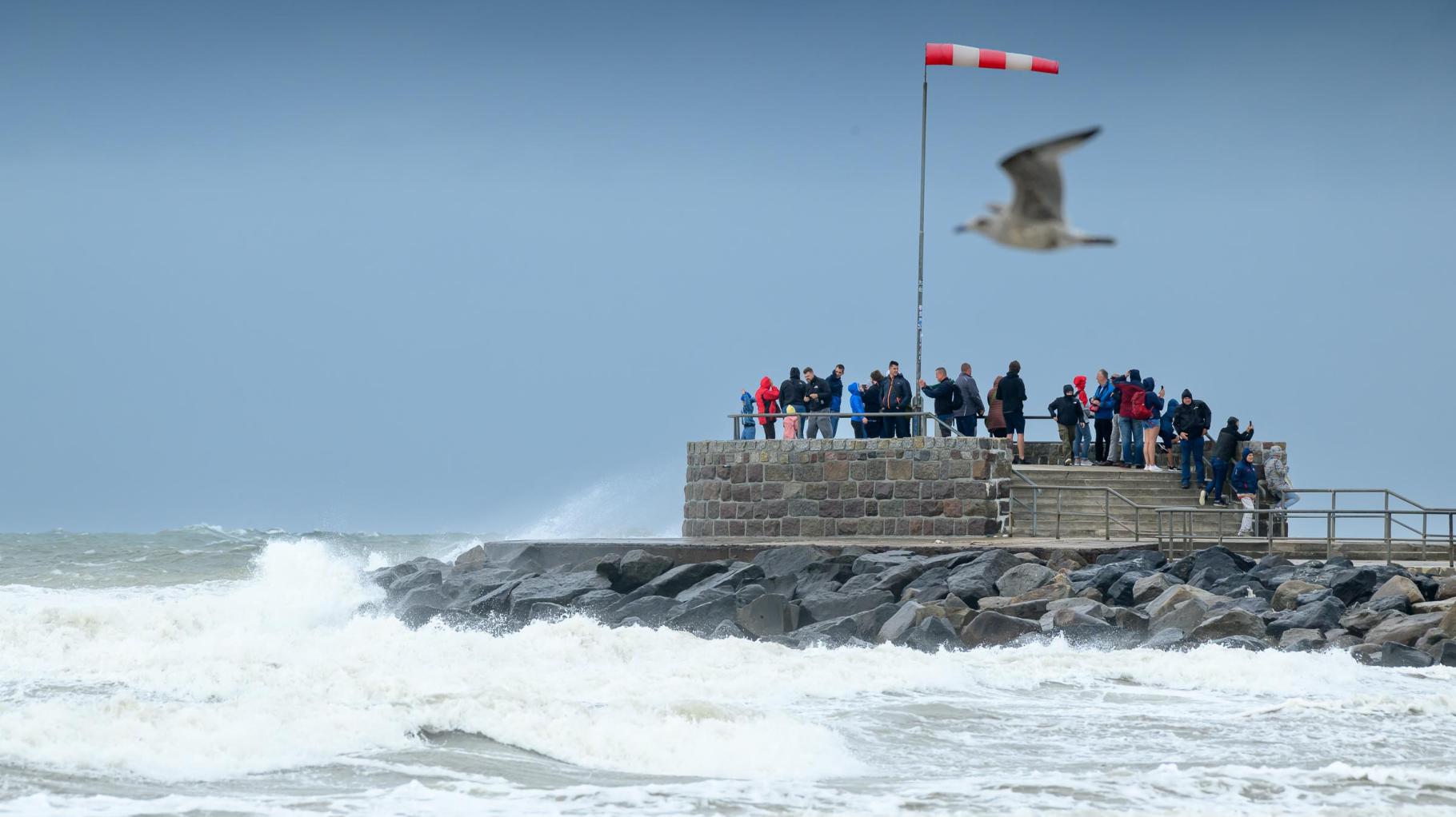 Meterhohe Wellen vor Warnemünde – so tobt Sturmtief Zacharias an der Ostsee