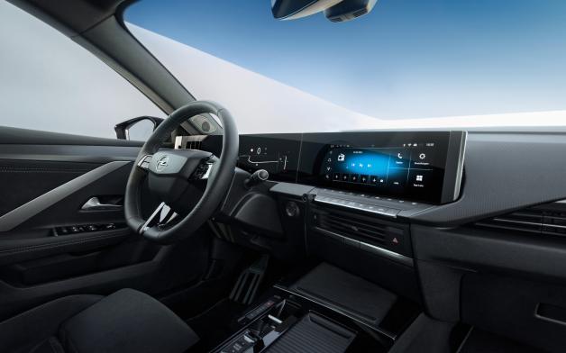 Aufgeräumtes Cockpit mit moderner Technologie und wenigen Tasten. Aufgeräumtes Cockpit mit moderner Technologie und wenigen Tasten.