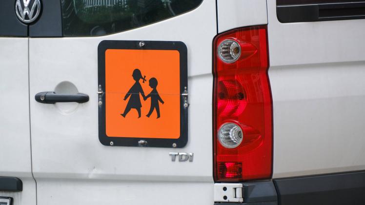Düsseldorf 13.07.2023 Schulbus Schulweg Schülertaxi Schulbesuch Düsseldorf Nordrhein-Westfalen Deutschland *** Düsseldor
