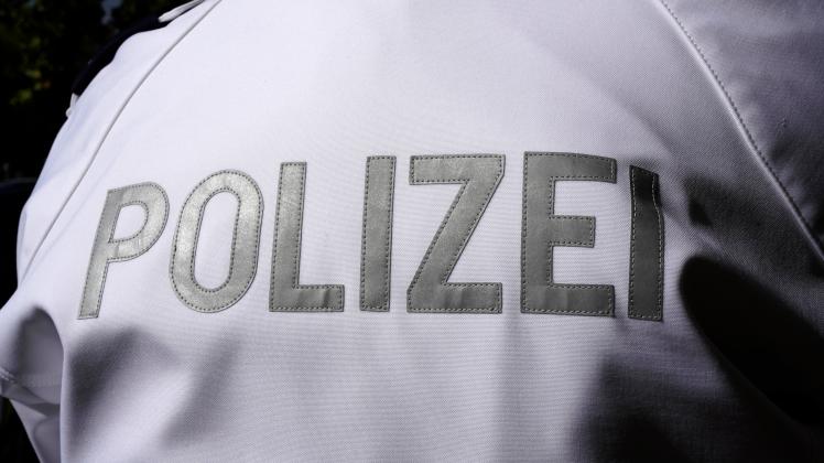 Jacke mit Polizeischriftzug. (Symbolbild, Themenbild) Berlin, 27.11.2022 *** Jacket with police lettering symbol image,