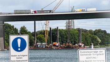 Blick von der Badestelle in Borgstedt auf die Großbaustelle: Derzeit wird unter anderem an den Fundamenten der nördlichsten Brückenpfeiler gearbeitet. 
