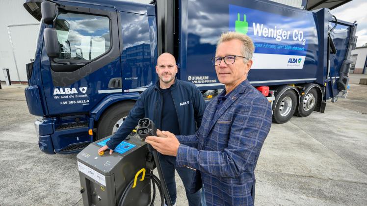 Das Entsorgungsunternehmen Alba in Schwerin nimmt  die ersten beiden Lkw mit E-Antrieb in Nutzung. Uwe Hellmich (r. ; Volvo Trucks Centre EU) und David Kowalka (Stellv. Standortleiter Alba) nehmen das erste Fahrzeug nach dem ladevorgang in Betrieb. 