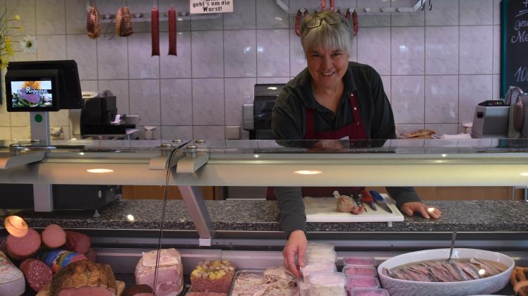 Margret Bergmann führt die Fleischerei Bergmann in Neuenkirchen zusammen mit ihrem Mann. Sie ist für den Verkauf im Geschäft zuständig.