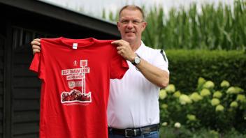 Andreas Reilmann fiebert auf das Fußballspiel am 11. August hin – doch welchem Verein drückt er die Daumen?