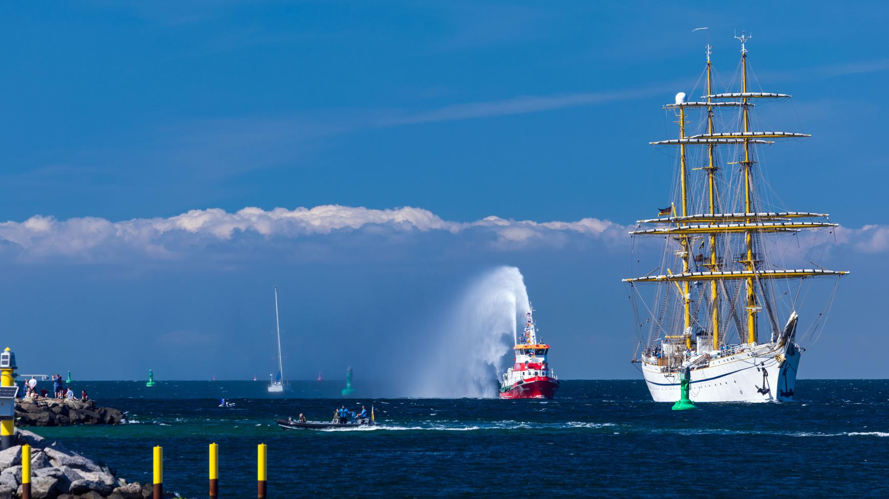 Segelschulschiff „Bima Suci“ läuft in Rostock ein