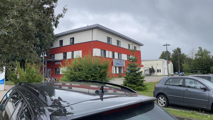 Dunkle Wolken über der Warnow-Klinik.