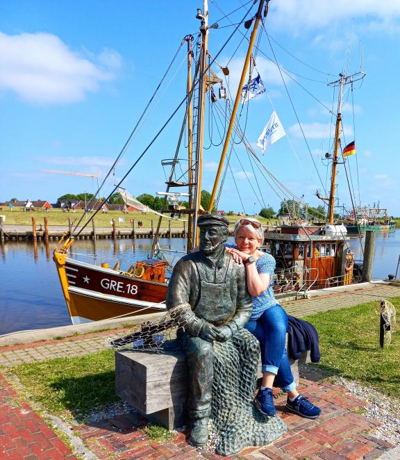 Küstengefühl: Barbara Rohatsch genießt die Kulisse in Greetsiel. Barbara Rohatsch
