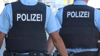 Zwei Beamte der Bundespolizei gehen am Sonnabend (10.06.2023) im Ostseebad Warnemünde am örtlichen Kreuzfahrtterminal zu
