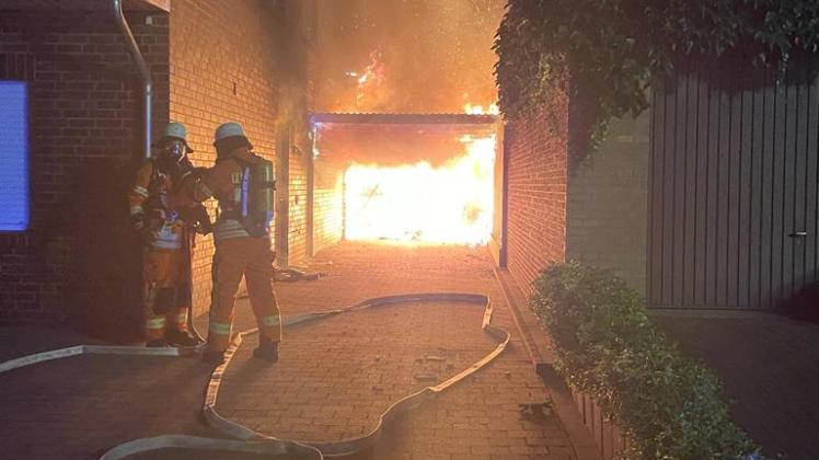 Als die Feuerwehr gegen 3.15 Uhr am Birkenweg ankam, stand das Carport bereits in Flammen.