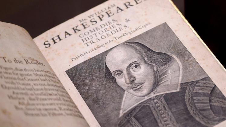 Eine gut erhaltene Erstausgabe von Shakespeares gesammelten Werken, ein Exemplar des berühmten First Folio , ist im Köln