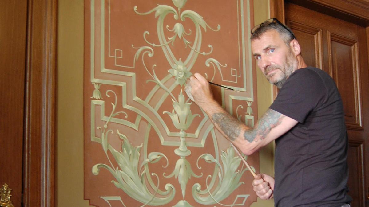 Restaurator Alexander Renz entdeckt in Kellinghusen Wandmalerei