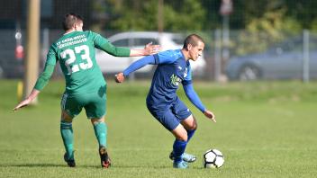 Elmenhorsts Tom Pohanka (rechts, hier mit Jürgenshagens Lucas Schumann) gehört mit 8 Hinrunden-Treffern zu den besten Schützen der Staffel...LSG Elmenhorst vs SV Grün-Weiß JürgenshagenKreisoberliga 2022/2023Foto: Georg Scharnweber