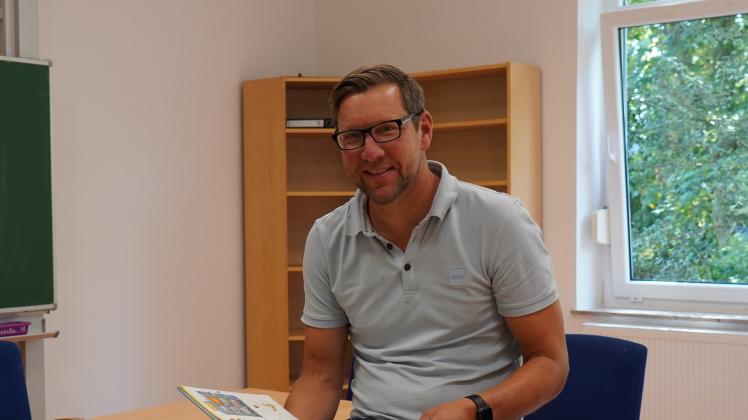 Der Leiter der neuen Grundschule in Haselünne, Jürgen Dickmännken, im künftigen Lehrerzimmer der Schule. Er startet gemeinsam mit zwei Lehrerinnen.