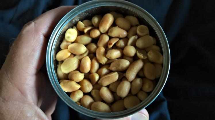 Erdnüsse aus der Dose, geröstet und gesalzen *** Canned peanuts, roasted and salted
