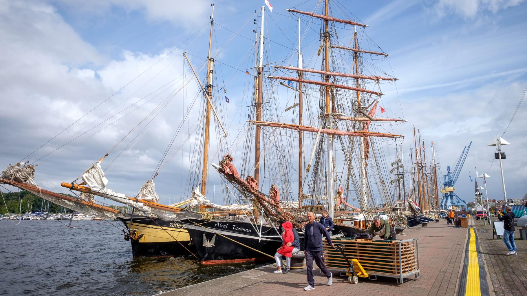 Traditionssegler, Trubel und Partystimmung: Rostock stimmt sich auf die Hanse Sail 2023 ein 