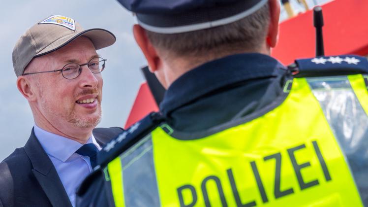 Innenminister Pegel im Gespräch mit einem Polizisten