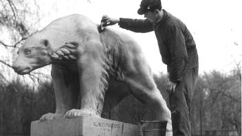 Eisbär aus Stein (Skulptur von Karl Altenbernd) im Zoo Osnabrück, hier an seinem ersten Standort bei den Teichen am alten Eingang