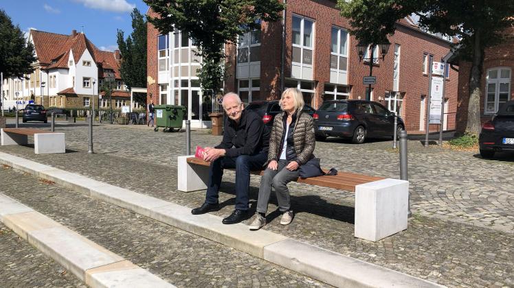 In der Sonne sitzen und entspannen: Die neuen Bänke am Bersenbrücker Marktplatz beleben die Innenstadt.