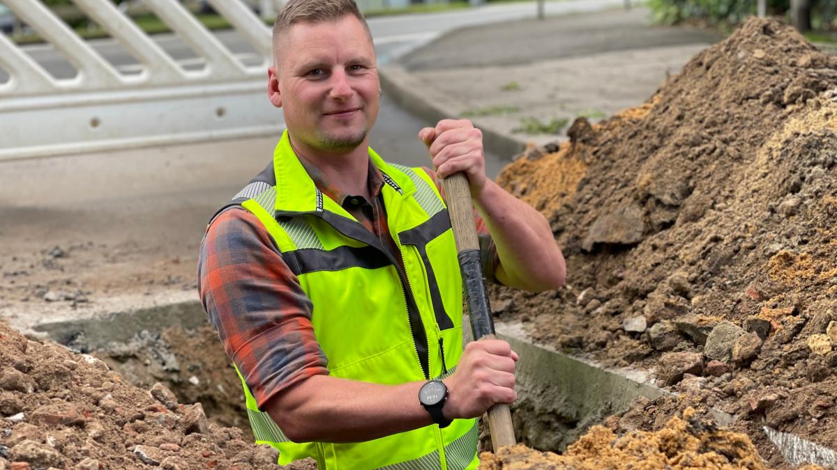 Stadtwerke Barmstedt verlegen Wasserleitung in BokholtHanredder