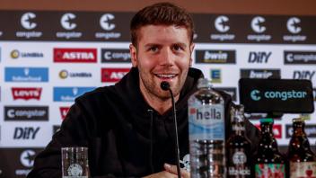 Vorstellung des Cheftrainers Fabian Hürzeler ( Pauli ) Deutschland , Hamburg , Millerntorstadion , Fussball , 2. Fussba
