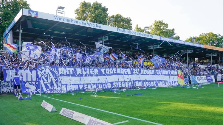 28.07.2023, Hänsch-Arena, Meppen, GER, Regionalliga-Nord: SV Meppen - SV Drochtersen/Assel, Choreografie der SVM-Fans: M