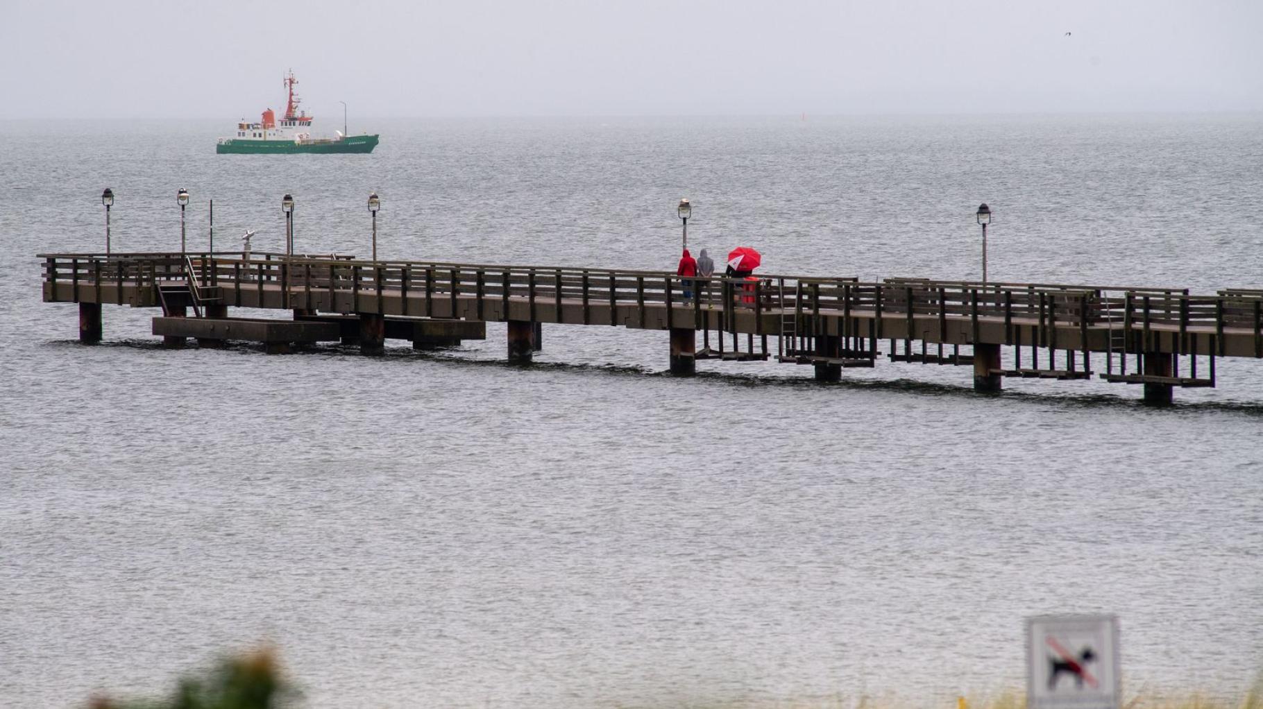 Fahruntüchtiger Öltanker vor Rügen wird in Richtung Kaliningrad abgeschleppt