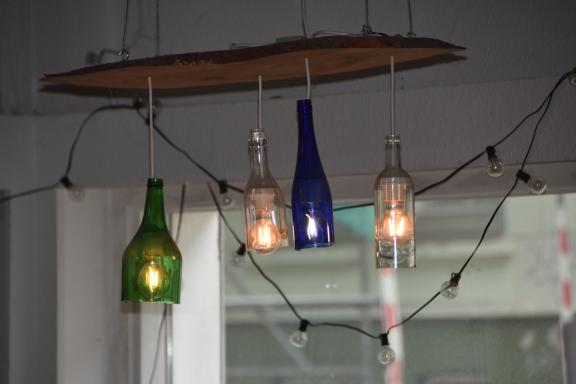 Als Lampen benutzte Flaschen schaffen eine tolle Atmosphäre.