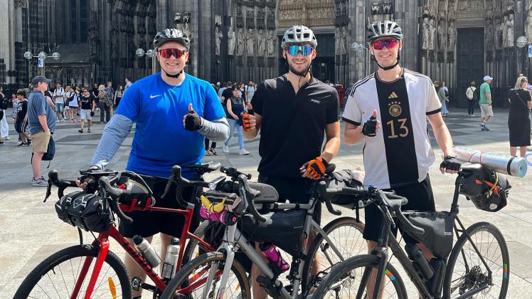 Mit dem Fahrrad sind Tilko Fleßner, Sven Elschen und Bennet Böcker einmal quer durch Deutschland gefahren.