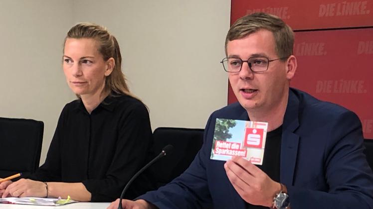 Anfang Juli wirbt Sebastian Walter, Fraktionsvorsitzender im Brandenburger Landtag, mit der Postkarten-Aktion „Rettet die Sparkassen“. 