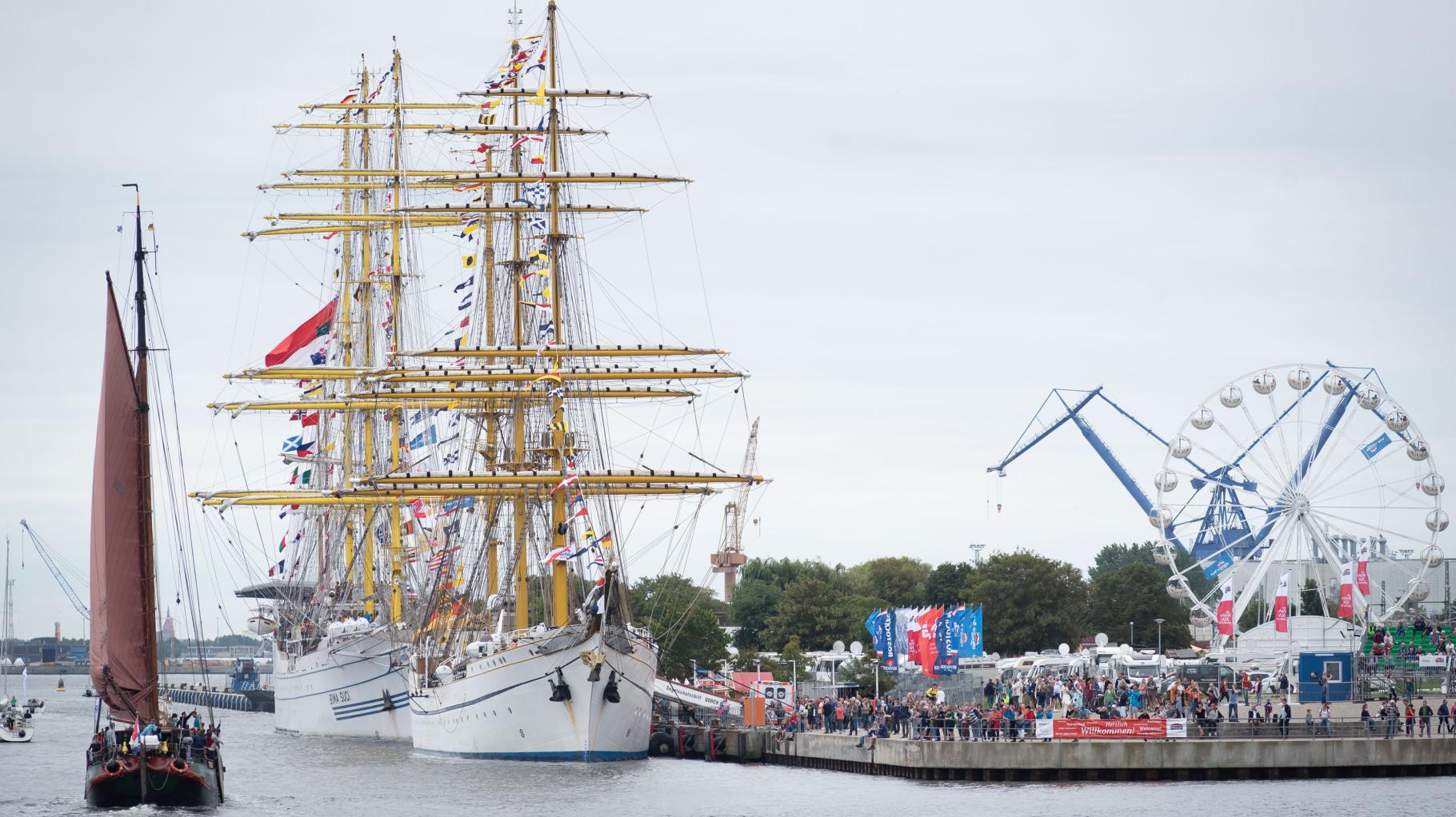 Traditionssegler, Trubel, Partystimmung: Sail lockt an Rostocks Kaikanten zum Schiffegucken 