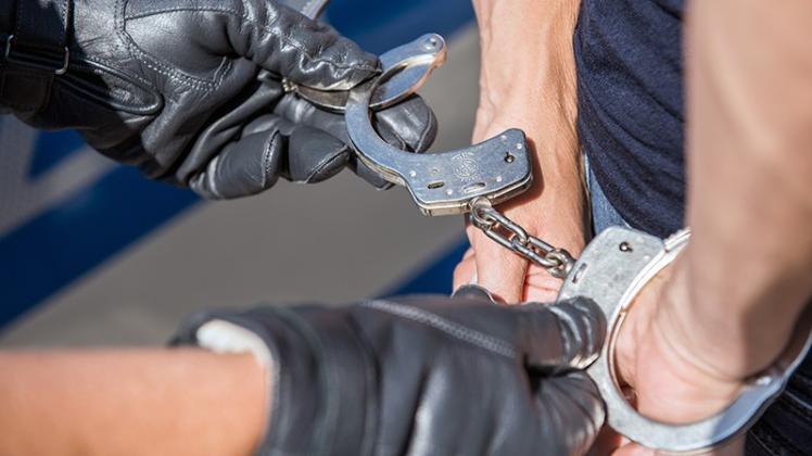 Einen verurteilten Straftäter hat die Bundespolizei am Freitag an der deutsch-niederländischen Grenze gefasst. 
