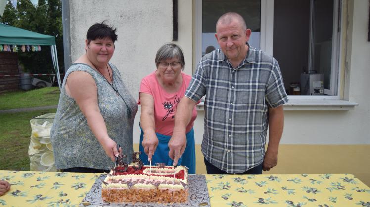 Die Vorstandsmitglieder Annett Bosch, Inge Wundermann und Eike Hosch (v. l.) schneiden feierlich die Geburtstagstorte zum 55. Geburtstag des Kleingartenvereins an.