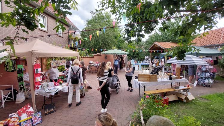 Immer wieder kommen Besuchergruppen in den Innenhof zum Sommermarkt in der Domstraße in Güstrow.