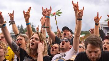 Hütte Rockt 2023 der Samstag. Auf der Bühne Deine Cousine