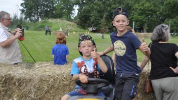 Louis (6 Jahre) und Oskar (9) Schröder aus Beak waren die jüngsten Teilnehmer bei der Rasenmäher-Olympiade in Krampfer.