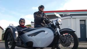 Ehepaar aus Neumünster: Nicole und Frank Hahne mit einer MZ Boxer- Kardan 350, von der im VEB Motorradwerk Zschopau von 1952 bis 1959 41000 Exemplare gebaut wurden und heute schätzungsweise noch 800 vorhanden sind.