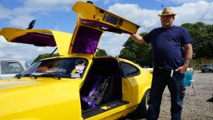 Oldtimer, Klassiker Tage: Das ist ein Original und gibt es nur ein Mal: Peter Benke hat seinen Ford Capri von 1983 eigenhändig umgebaut und dem glänzend gelben Auto Flügeltüren verpasst.