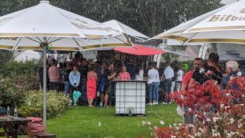 Die Sommerparty im Bad Laerer Sole-Freibad fiel wortwörtlich zeitweise ins Wasser.