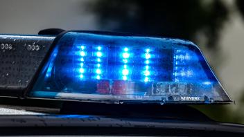 Melle, Deutschland 10. Juli 2022: Ein Einsatzfahrzeug der Polizei mit Blaulicht. Landkreis Osnabrück Niedersachsen *** M