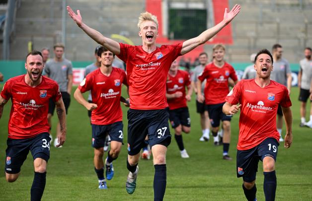 SpVgg Unterhaching triumphierte gegen den FC Augsburg. SpVgg Unterhaching triumphierte gegen den FC Augsburg.