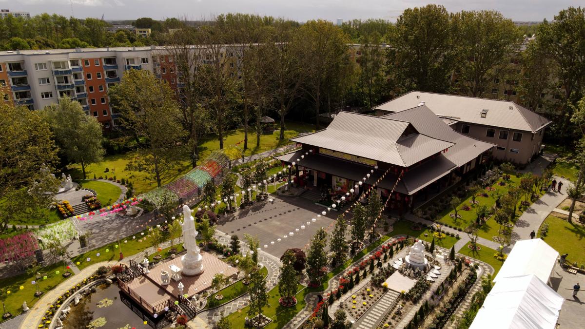 Mönch spricht im buddhistischen Tempel in Rostock über Glück NNN