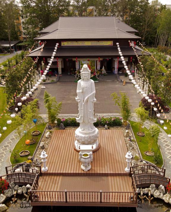 Bilder aus Rostock Lichtenhagen feiert Einweihung von Tempel Lôc Uyên SVZ