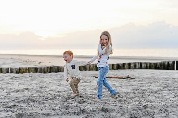Strandzauber auf Wangerooge: Stefanie Titgemeyer fängt das fröhliche Miteinander von zwei Kindern am Meer ein. Stefanie Titgemeyer
