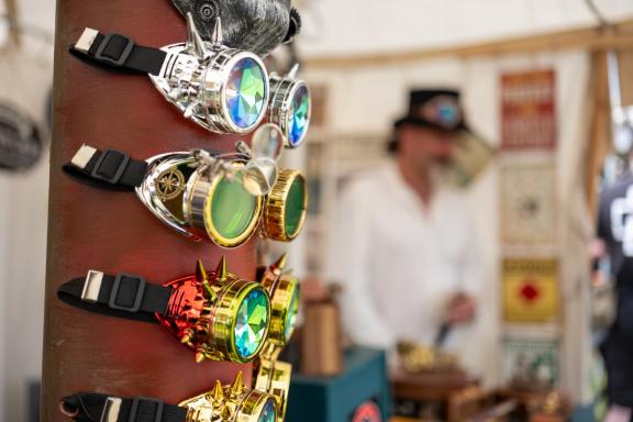 Neben Musik konnte man auch passende Accessoires kaufen. So war das Mera Luna Festival in Hildesheim